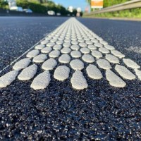 Marquage routier ViaTherm™ B28 Plus VNTP appliqué en Longdot